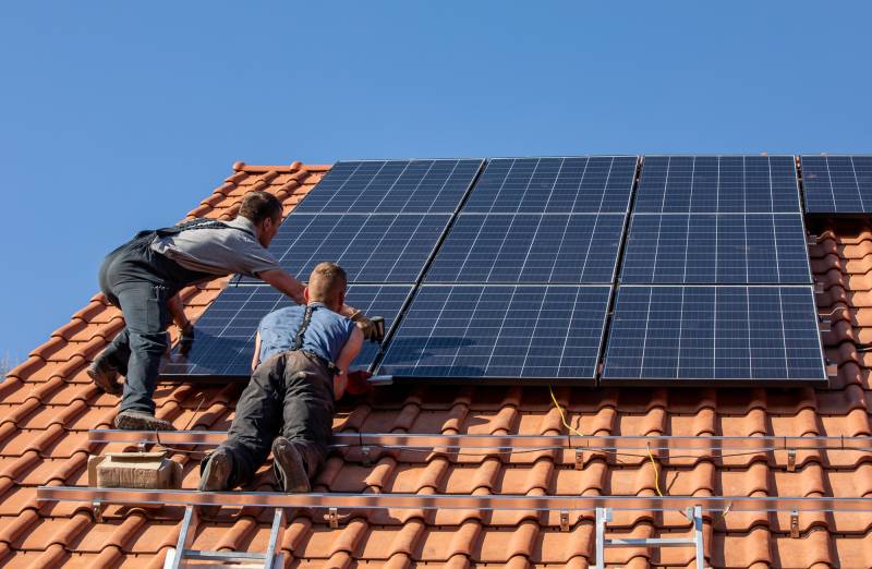 Installation de panneaux photovoltaïques sur un toit pour borne de voitures à Montpellier